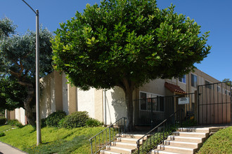 Royal Villas Apartments in Lakeside, CA - Foto de edificio - Building Photo
