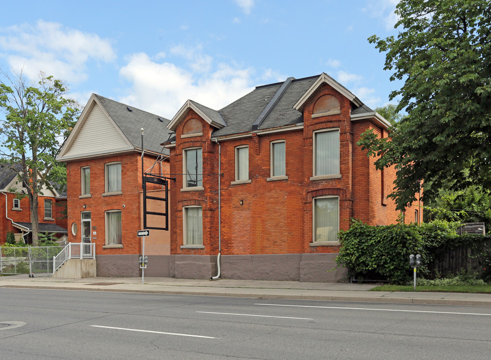 392 Main St W in Hamilton, ON - Building Photo