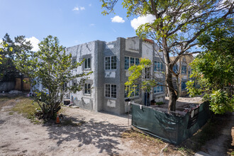 128-136 NE 46th St in Miami, FL - Foto de edificio - Building Photo