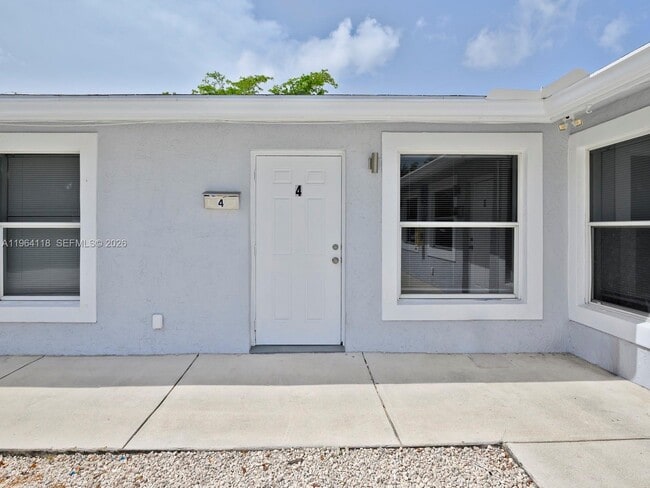 241 NW 40th St in Oakland Park, FL - Building Photo - Building Photo