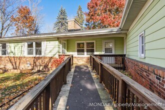 945-947 Lancashire Ct SE in Grand Rapids, MI - Building Photo - Building Photo