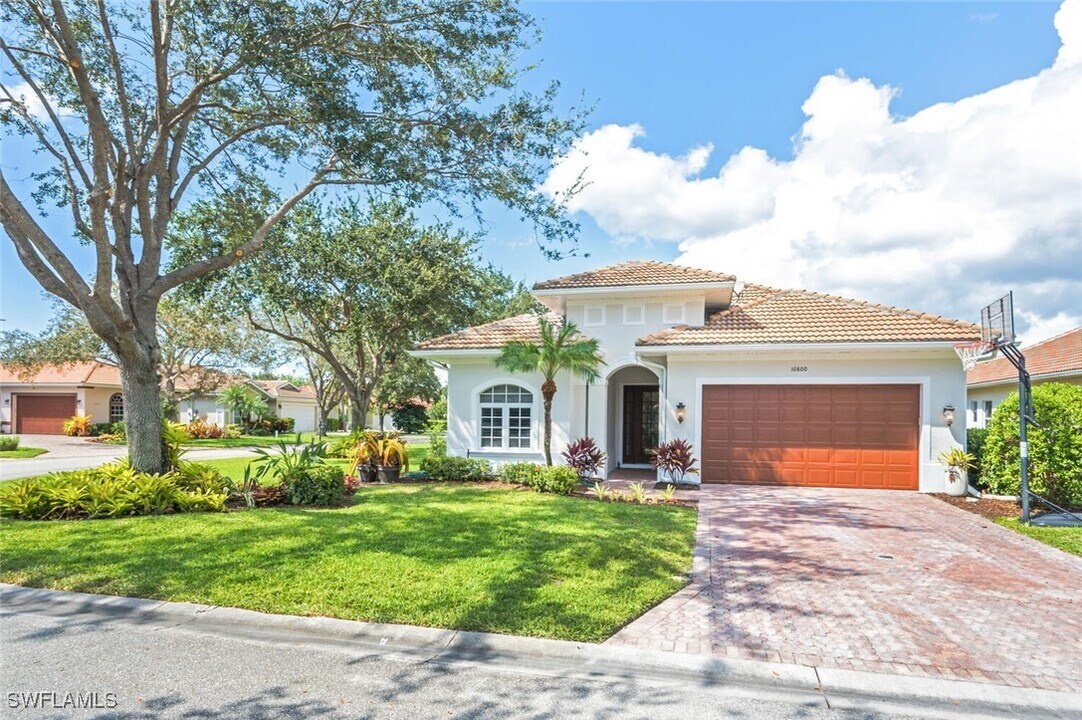 10800 Fieldfair Dr in Naples, FL - Foto de edificio