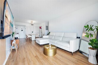 8261 NW 8th St, Unit 231 in Miami, FL - Building Photo - Building Photo