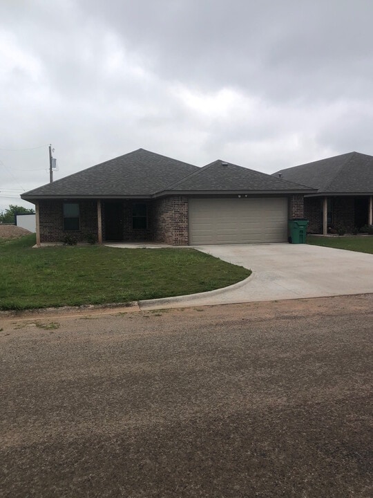 404 E China St, Unit B in Holliday, TX - Building Photo
