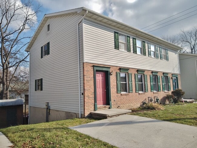 862 McAllister St in Hanover, PA - Building Photo - Building Photo