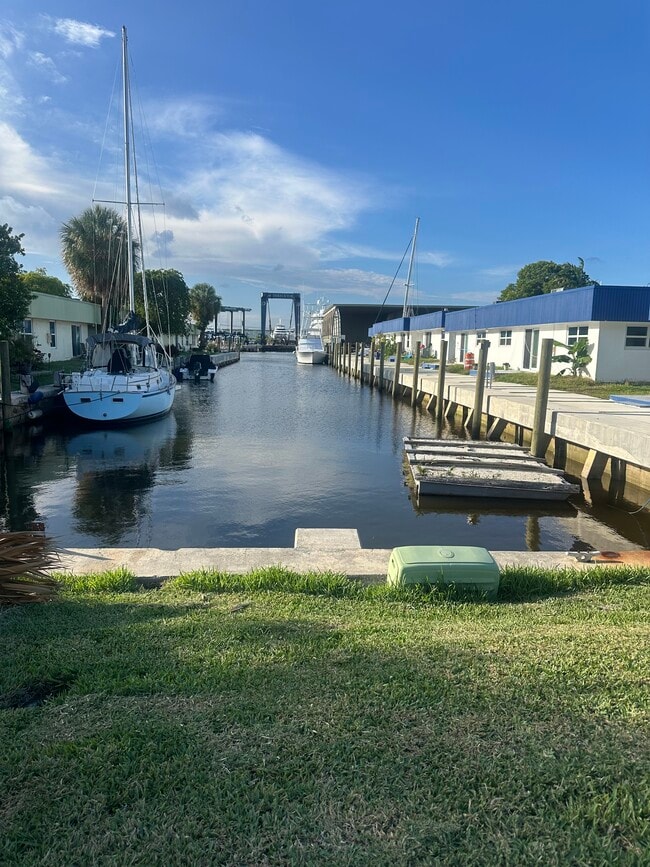Royal Palm Vista Apartments in Dania, FL - Building Photo - Building Photo