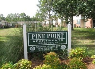 Pine Point in Folkston, GA - Foto de edificio