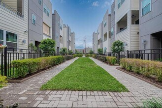 2759 Clinton Dr in Houston, TX - Building Photo - Building Photo