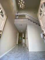 5200 White Oak Ave in Encino, CA - Building Photo