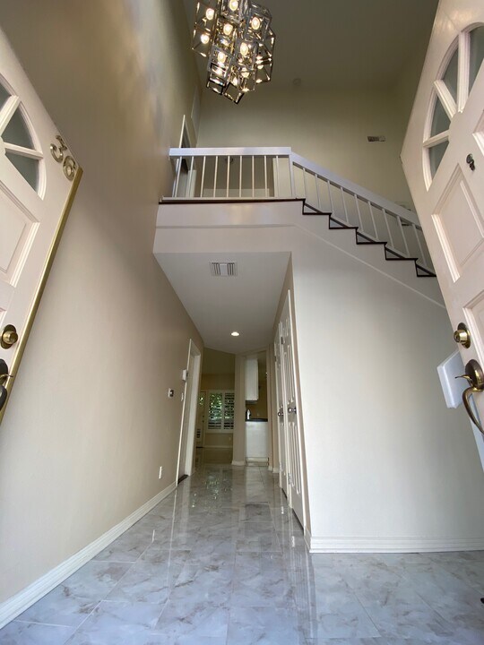 5200 White Oak Ave in Encino, CA - Building Photo