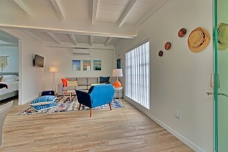 1074 S Seaward Ave in Ventura, CA - Foto de edificio - Building Photo