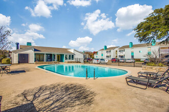 Sagamore Apartment Homes in Benbrook, TX - Foto de edificio - Building Photo