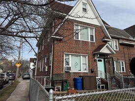 160-01 84th Rd in Queens, NY - Building Photo