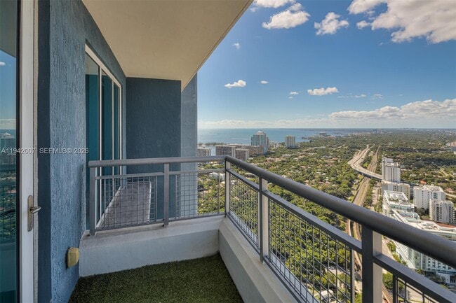 60 SW 13th St, Unit PH 4211 in Miami, FL - Building Photo - Building Photo