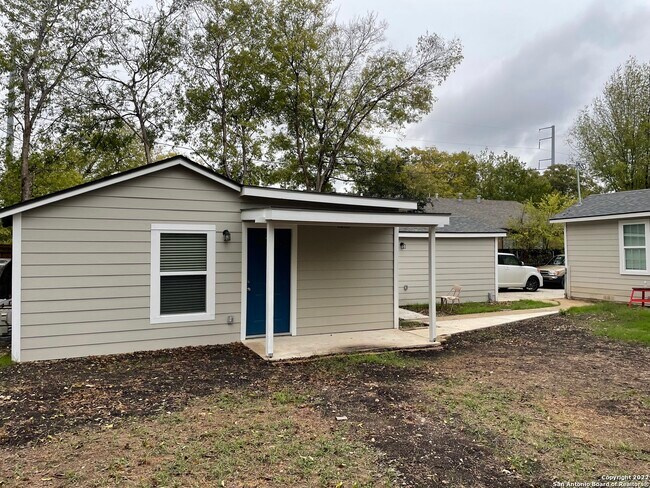 1815 Santa Barbara St in San Antonio, TX - Building Photo - Building Photo