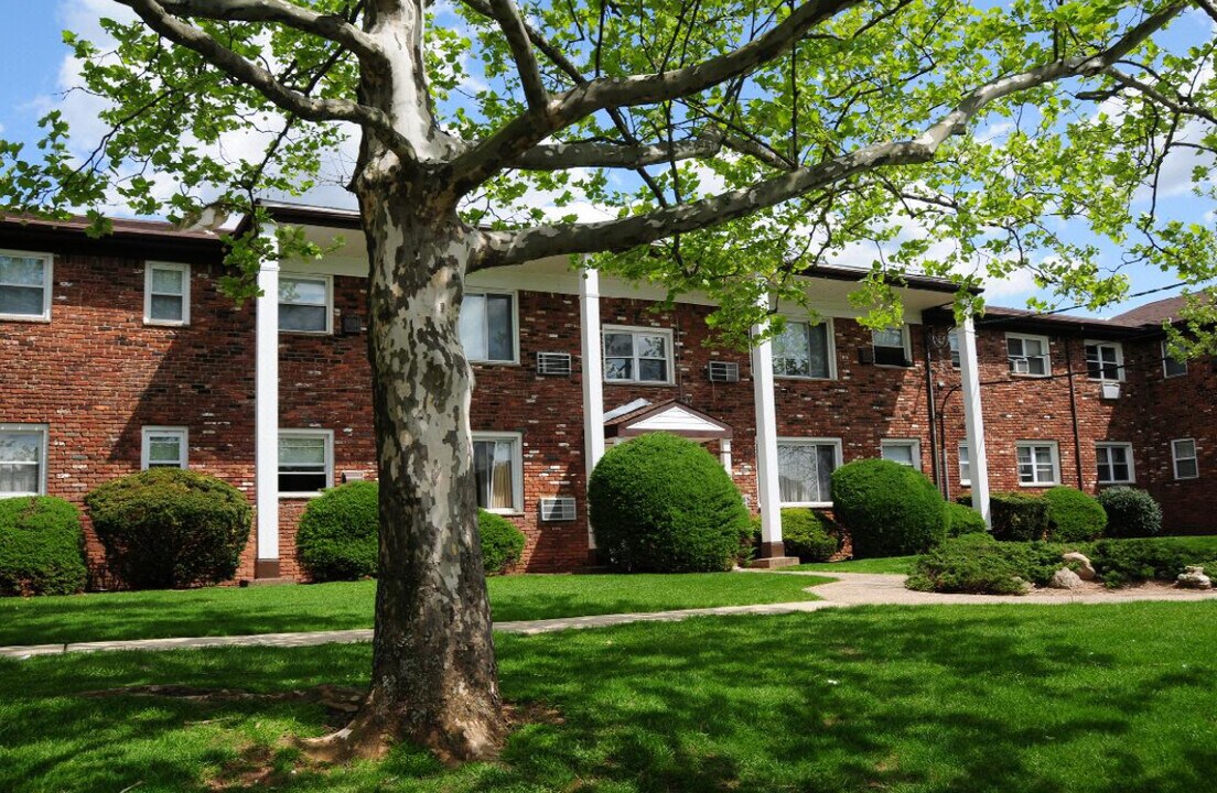 Hilltop Manor & Estates in Edison, NJ - Building Photo