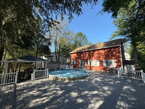 2131 Freedom Way in Pocono Summit, PA - Building Photo - Building Photo