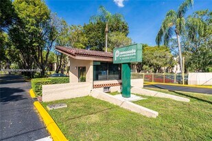 14611 N Kendall Dr in Miami, FL - Building Photo