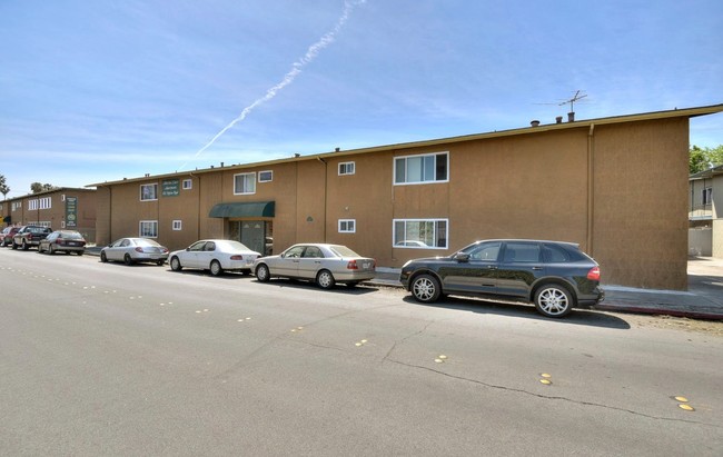 Atherton Apartments in Redwood City, CA - Foto de edificio - Building Photo