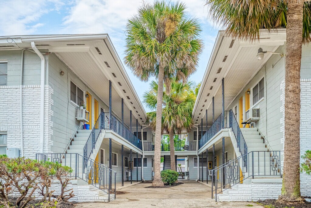 Caliente Apartments in Jacksonville, FL