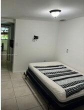1176 NW 38th St in Miami, FL - Foto de edificio - Building Photo