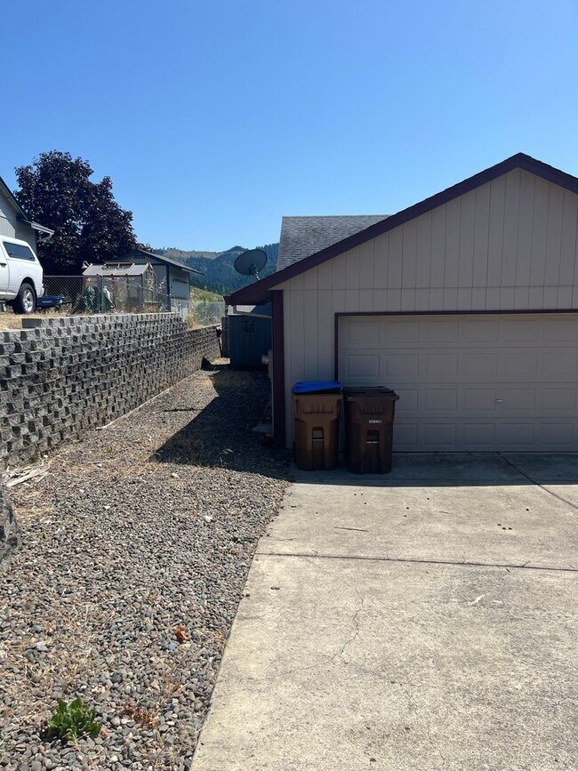 1308 Lisa Way in Myrtle Creek, OR - Building Photo - Building Photo