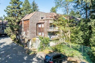 Barclay Arms Apartments in Surrey, BC - Building Photo - Building Photo