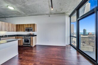 235 W Van Buren St in Chicago, IL - Building Photo - Building Photo