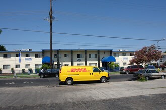 7253-7257 Variel Ave in Canoga Park, CA - Building Photo - Building Photo