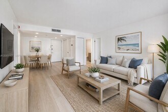 3582 NE 171 St in Sunny Isles Beach, FL - Building Photo - Building Photo