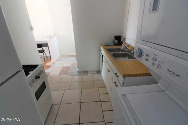 3527 E Missouri Ave in El Paso, TX - Building Photo - Building Photo