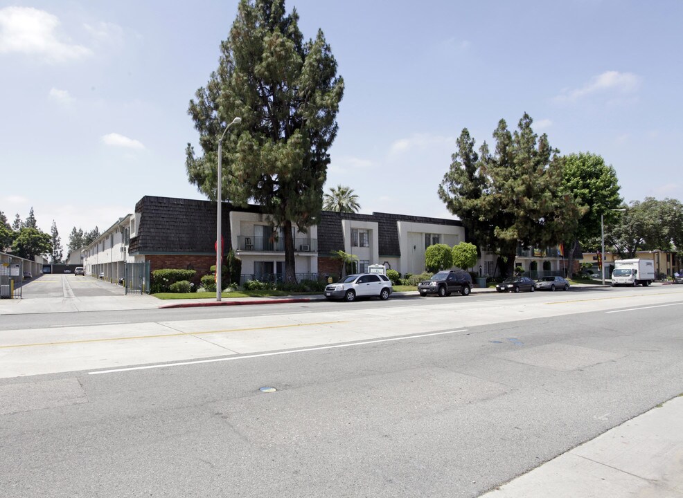 Covina Plaza Apartments in Covina, CA - Foto de edificio