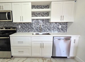 2440 SW 64th Ave in Miami, FL - Building Photo - Building Photo