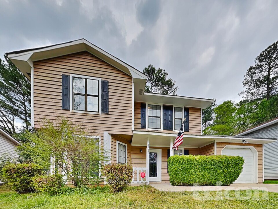 6169 Charring Cross Ct in Lithonia, GA - Foto de edificio