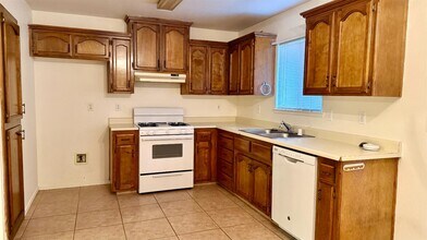 202 N 10th Ave in Hanford, CA - Building Photo - Building Photo