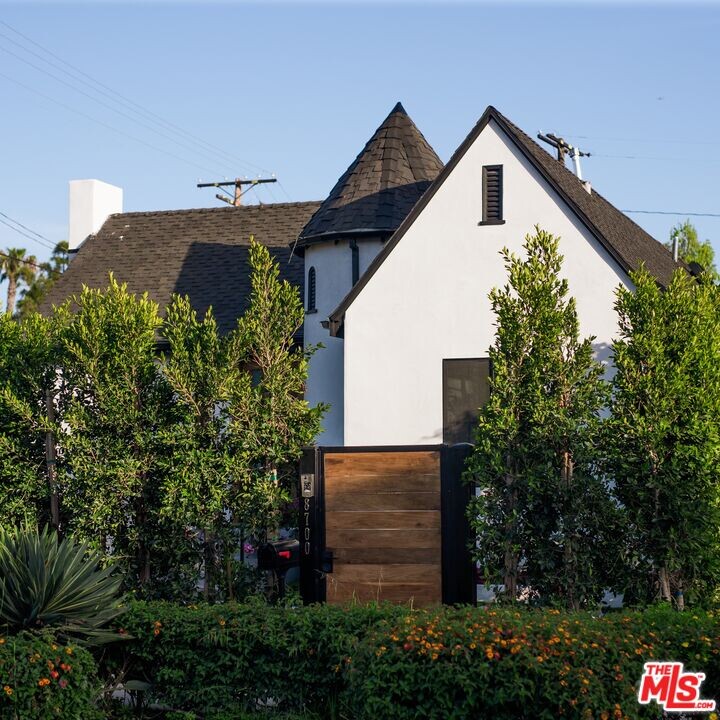 8700 Dorrington Ave in West Hollywood, CA - Building Photo