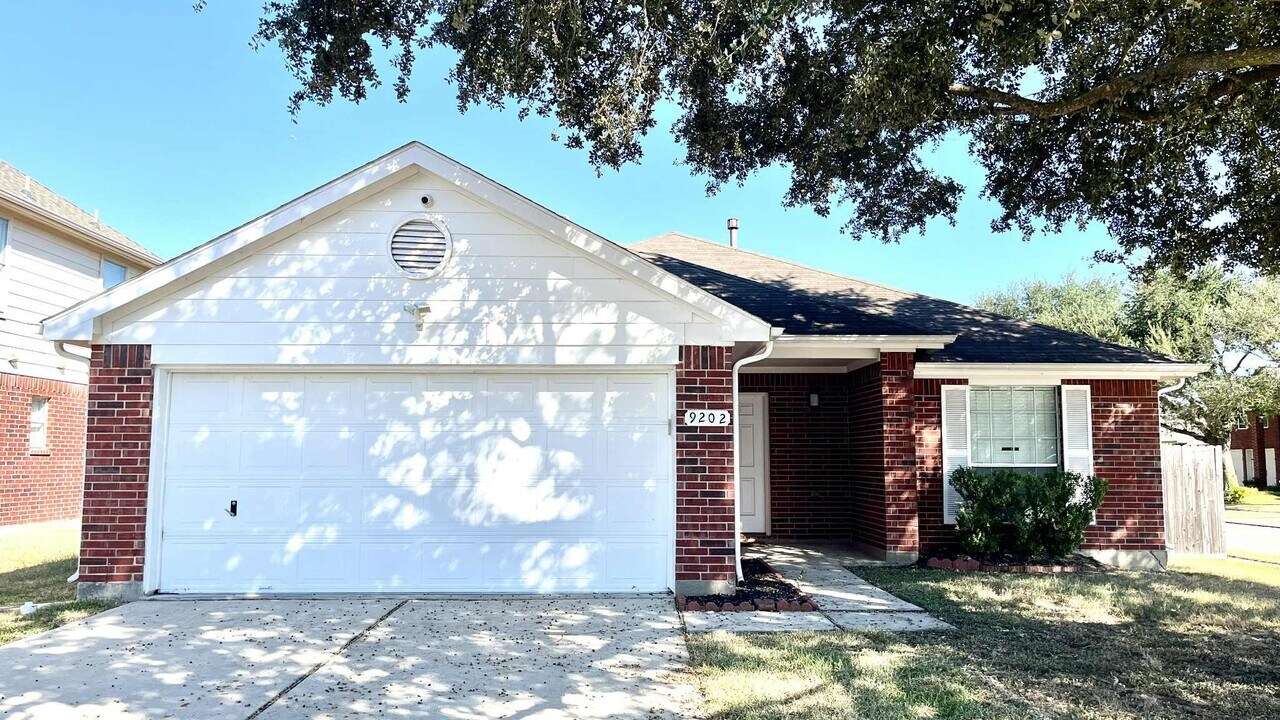 9202 Aberdeen Lake Dr in Houston, TX - Building Photo