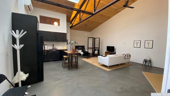 747 1/2 Columbia St in Hudson, NY - Building Photo - Building Photo