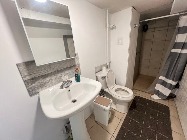 3139 W Pershing Rd, Unit Basement garden in Chicago, IL - Building Photo - Building Photo