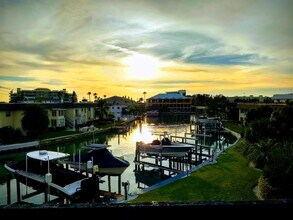 11650 Capri Cir S, Unit 201 in Treasure Island, FL - Foto de edificio - Building Photo