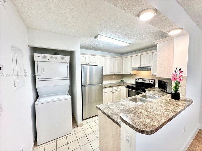 351 Palm Way, Unit 305