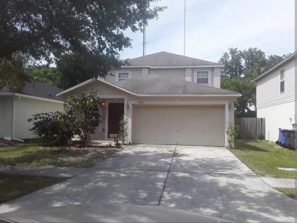 13802 Gentle Woods Ave in Riverview, FL - Foto de edificio