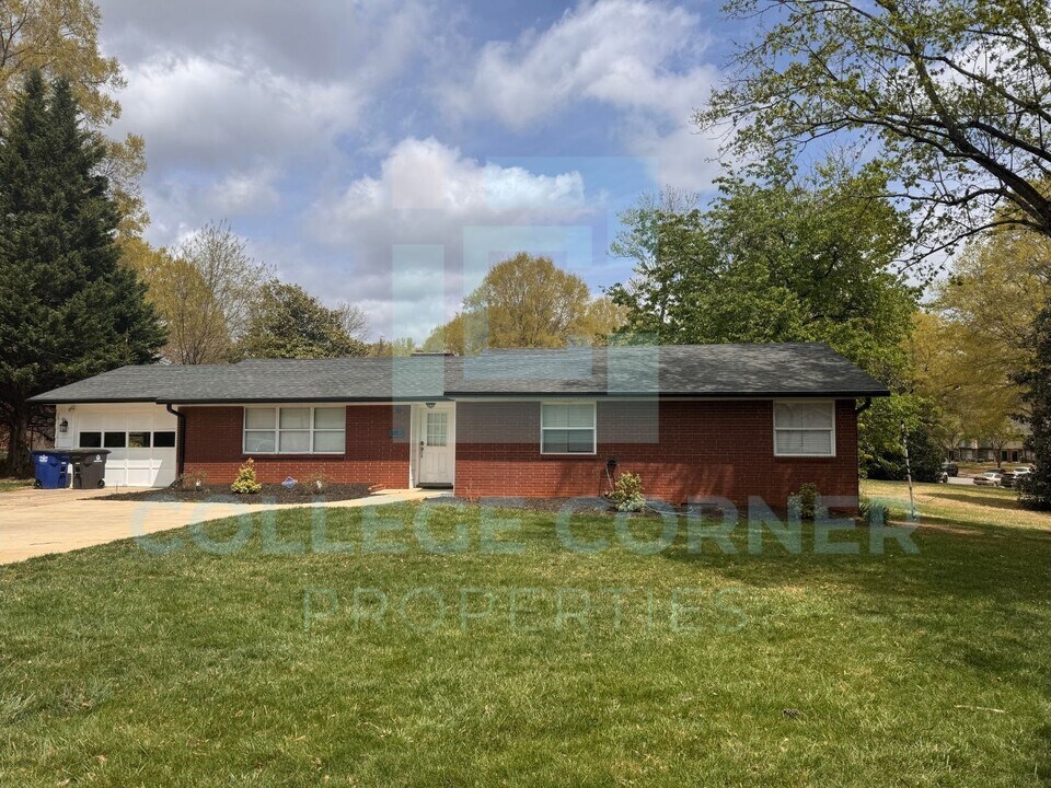 1457 Brookwood Dr in Winston-Salem, NC - Building Photo
