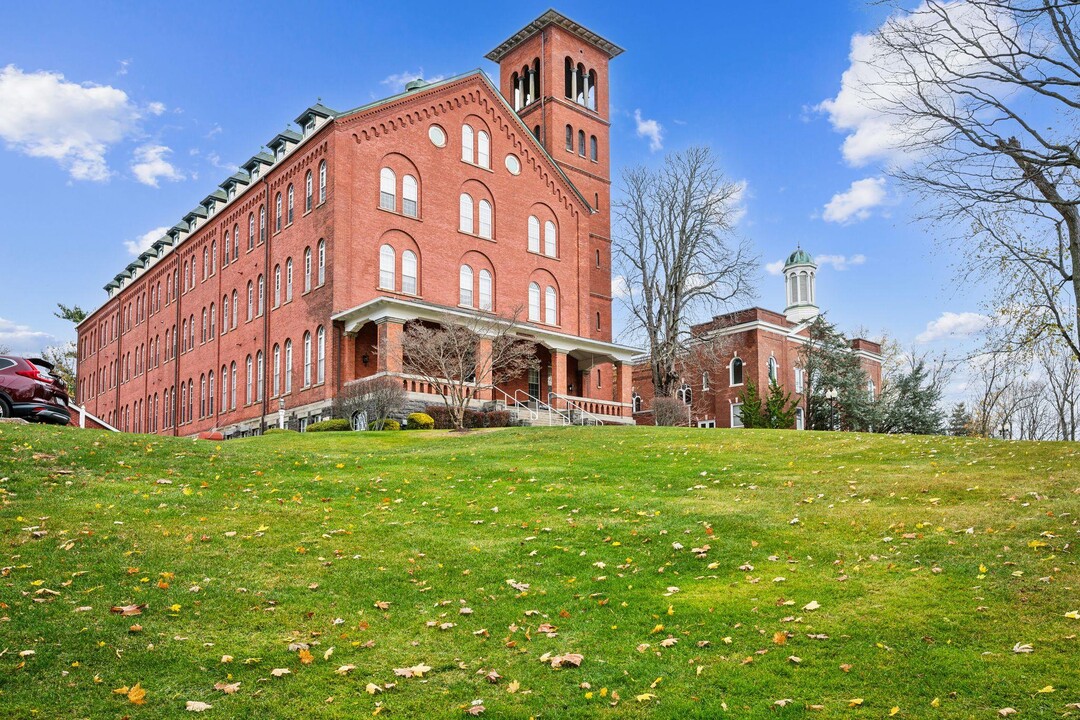 200 School House Rd in Peekskill, NY - Building Photo