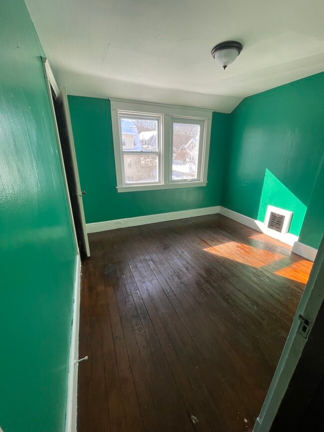 53 Coolidge Rd in Springfield, VT - Foto de edificio - Building Photo