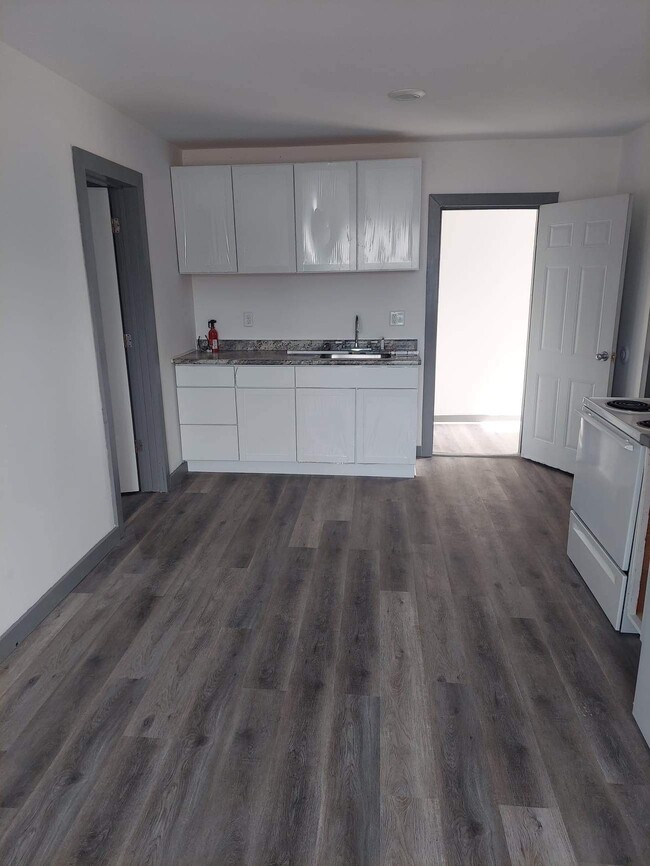 36 W Eau Claire St, Unit 3 in Rice Lake, WI - Foto de edificio - Building Photo