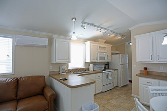 Red Oaks MH & RV Resort in Bushnell, FL - Building Photo - Interior Photo