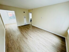 14758 Blythe St in Panorama City, CA - Foto de edificio - Building Photo