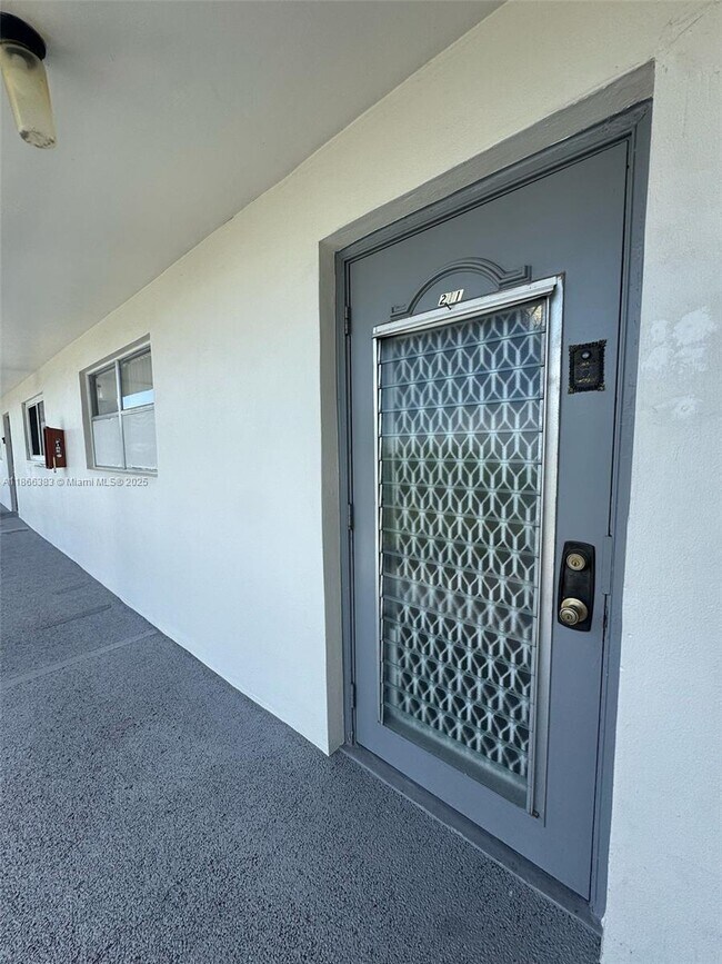 8510 Sunrise Lakes Blvd in Sunrise, FL - Building Photo - Building Photo
