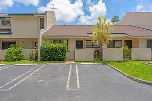 10830 SW 72nd St in Miami, FL - Building Photo